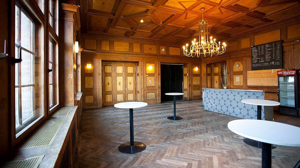Der kleine Saal mit Stehtischen