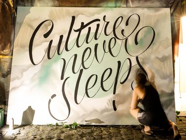 Lettering-Graffito mit der Aufschrift Culture never sleeps