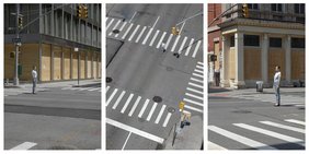 Die dreiteilige Fotografie zeigt eine nahezu leere Straßenkreuzung in New York während des Shutdowns im April 2020 aus drei unterschiedlichen Entfernungen. Nur ein Model steht auf der Kreuzung. 
