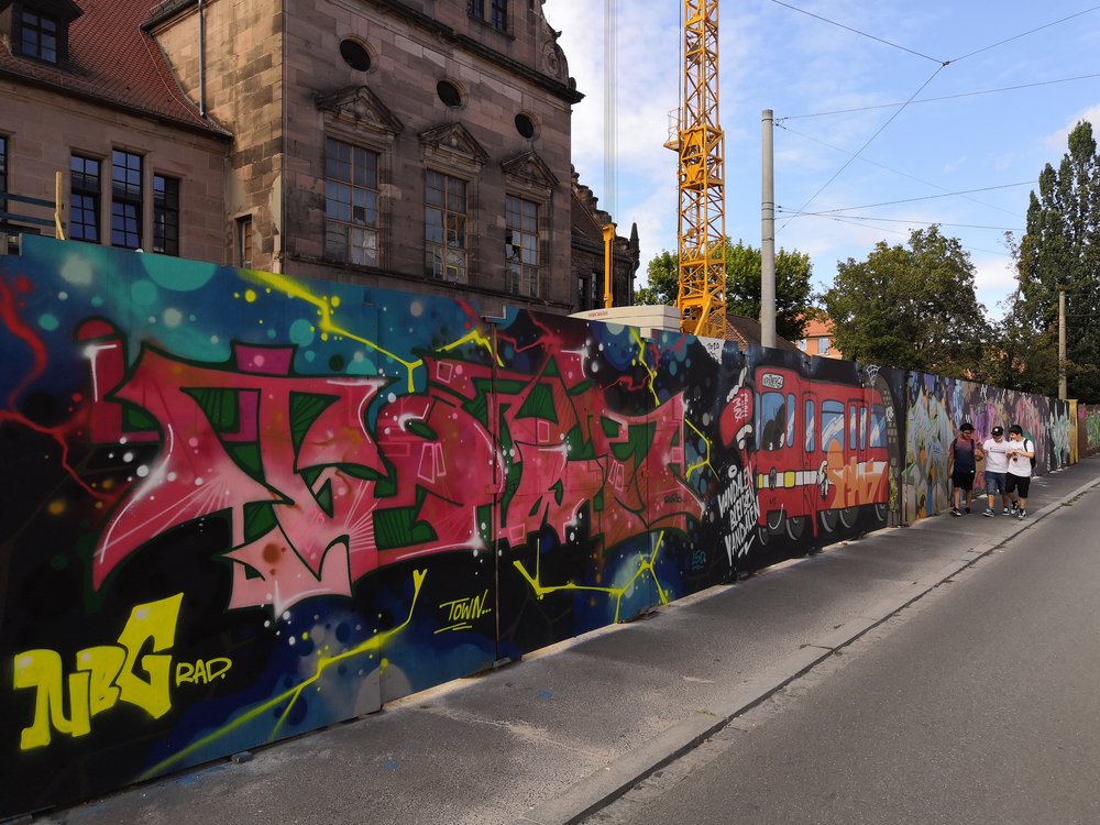 Graffiti-Kunst am Bauzaun entlang des Königstorgraben