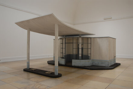 Blick auf die Tankstelle von Ina Weber in der Ausstellung Von Bauhaus zur Real über Lidl und Minimal 2007