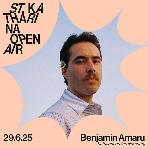 Portraifoto eines Mannes mit hellem Hems, im Hintergrund blauer Himmel