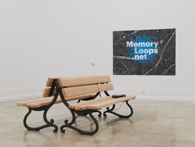 Blick auf die Parkbänke und das Plakat, die zur Audio-Installation von Michaela Meliàn in der Kunsthalle Nürnberg gehören