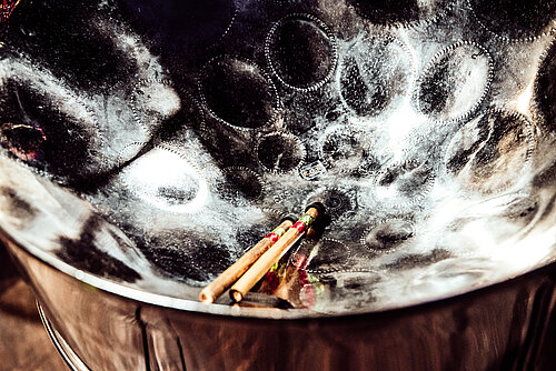 Nahaufnahme eines Instruments (Steeldrum)