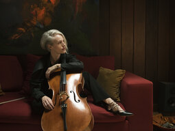Die Künstlerin Zoe Keating mit ihrem Cello