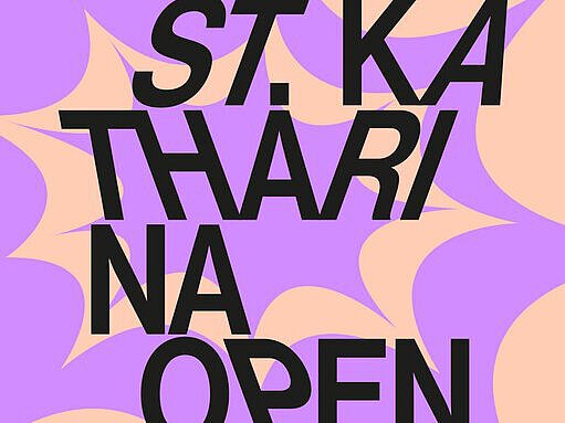 Schriftzug 'ST. KATHARINA OPEN AIR' in schwarzer Großschrift vor lila Hintergrund mit orangefarbenen, sternförmigen Mustern