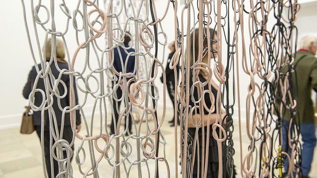 Das Foto zeigt Besucher und Besucherinnen anlässlich der Eröffnung der Ausstellung Hidden Beauty.
