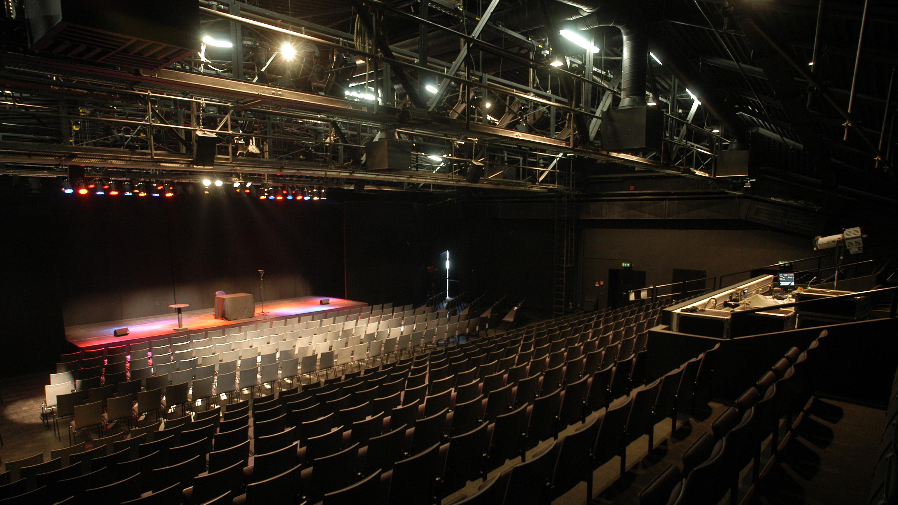 dunkler, leerer Theatersaal der Tafelhalle