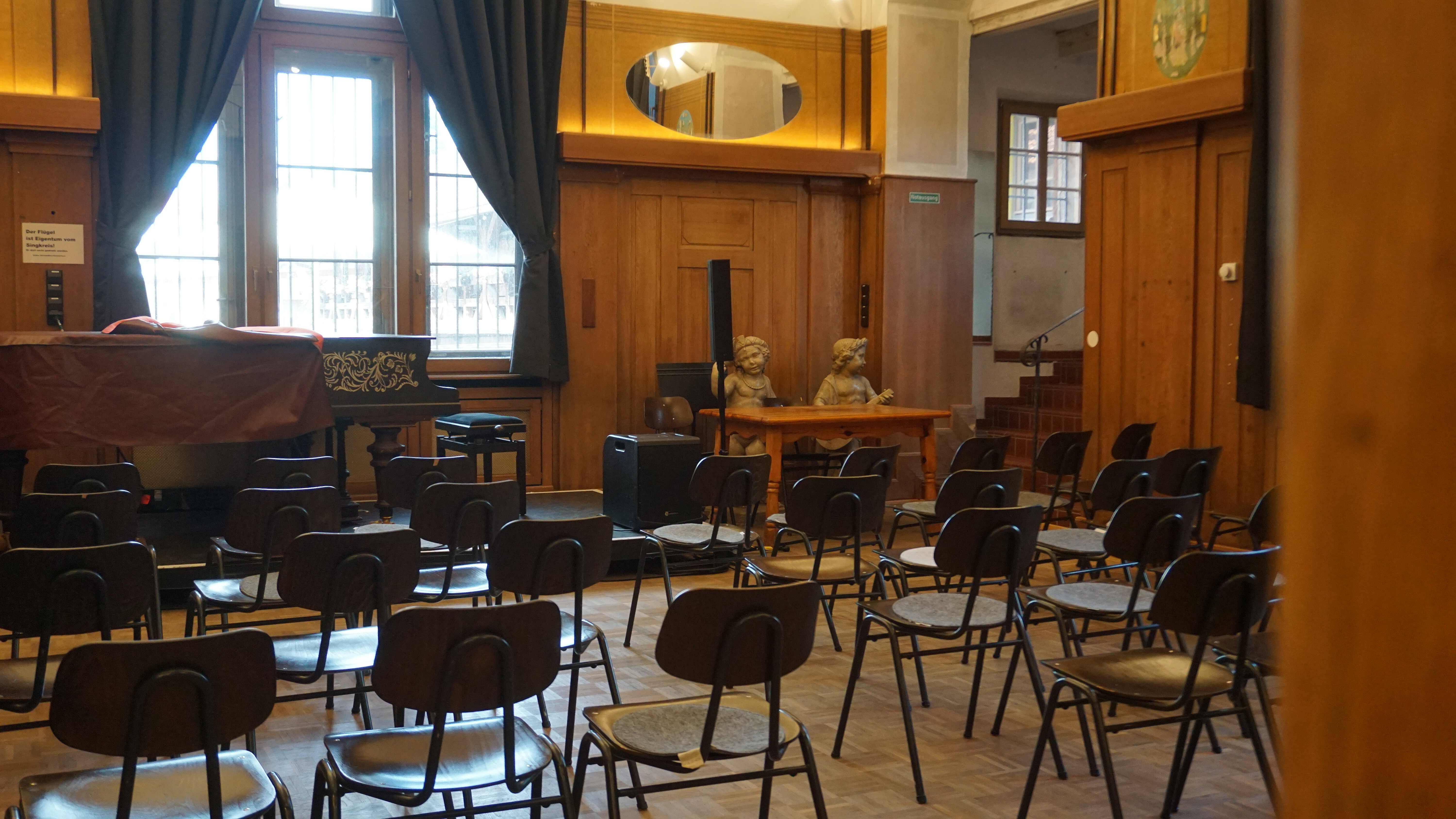 Der Salon mit Reihenbestuhlung