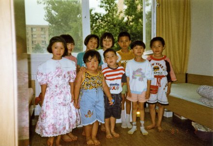 Kinderbild von Sung Tieu zusammen mit weiteren Kindern, aufgenommen in einem Zimmer des Wohnheims in der Berliner Gehrenseestraße