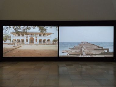 Die Videoinstallation zeigt Togo zu Zeiten der deutschen Kolonialherrschaft und die Folgen im Land in der Gegenwart