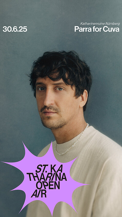 ein Mann mit weißem Shirt vor blauem Hintergrund, guckt in die Kamera + Konzerttermin 30.06.