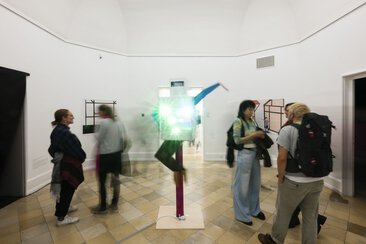 Blick in den Ausstellungsraum von Claus Richter in der Ausstellung "Who's Afraid Of Stardust? Positionen queerer Gegenwartskunst", Foto von Uwe Niklas