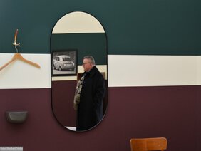 Andreas Schulze in seinem Zimmer mit Reisebüro in der Kunsthalle Nürnberg