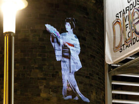 Projektion einer tanzenden Geisha an den Frauentorturm