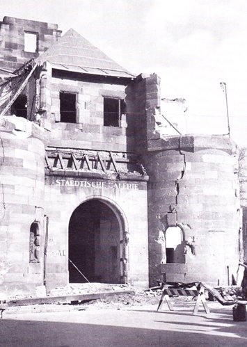 Das Künstlerhaus im Jahr 1945 mit Kriegsschäden