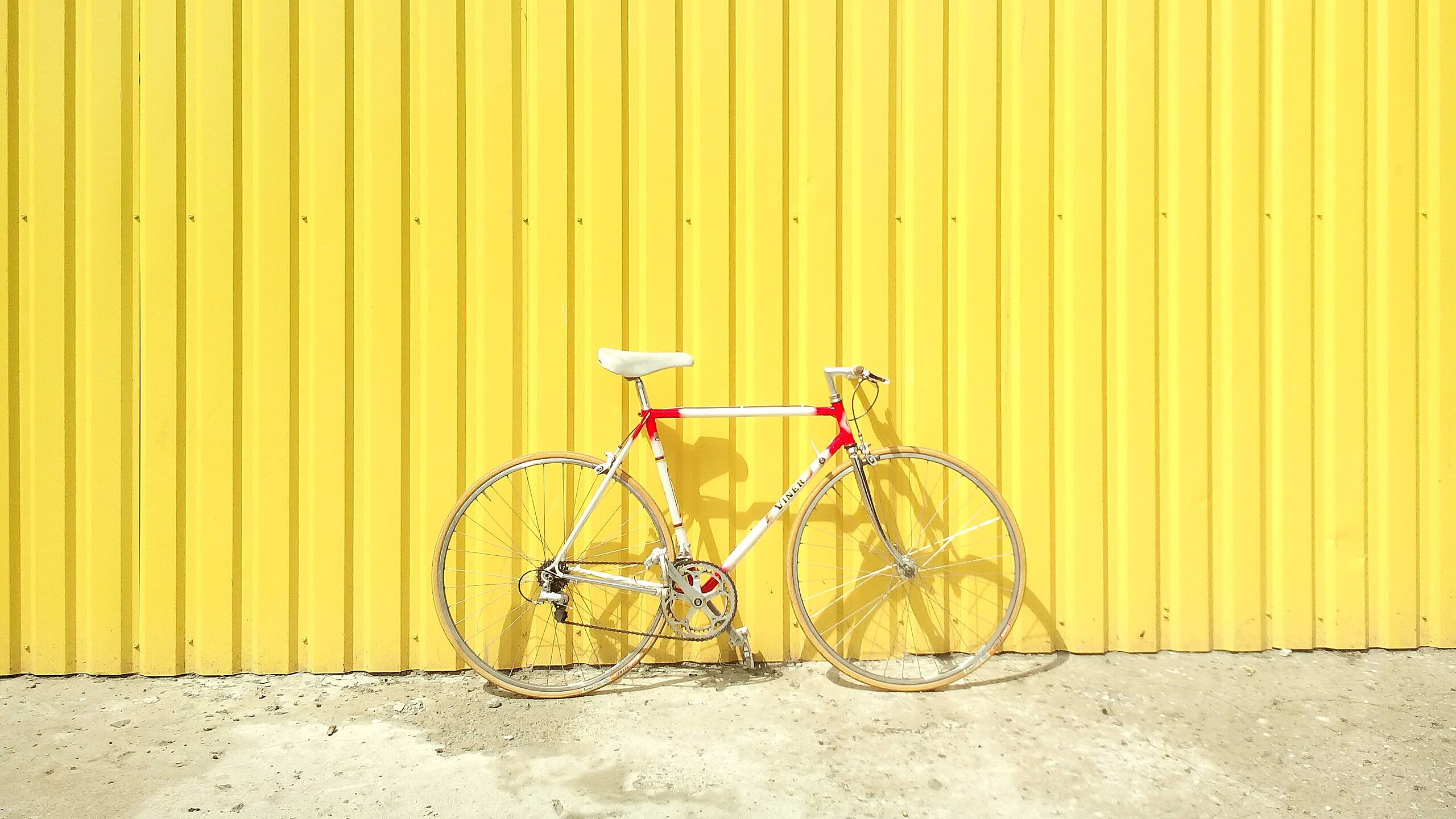 bike pixabay Abgestelltes Fahrrad vor einer leuchtend gelben Wand.