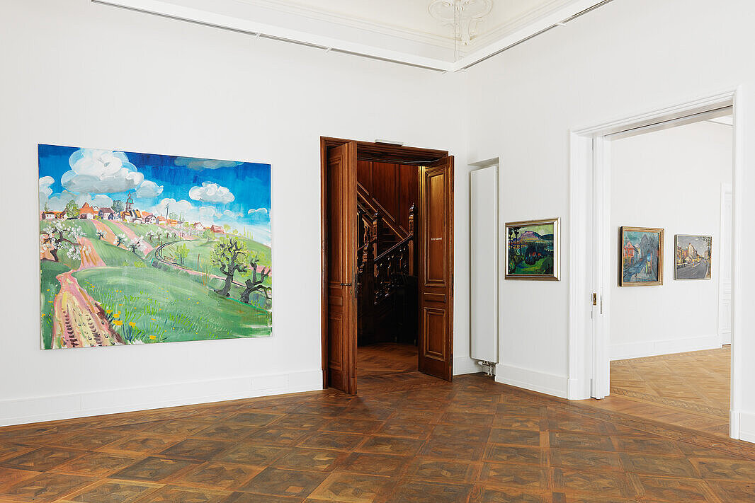 Ausstellungsraum der Daueraustellung der Kunstvilla mit einem Gemälde von Peter Angermann.