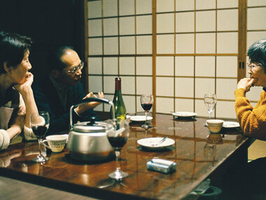 Szenenbild aus dem Film The Works And Days Of - eine japanische Familie sitzt an einem Tisch vor einer Wandbespannung aus Reispapier