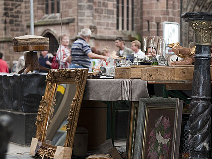Ein Trempelmarktverkaufsstand mit antiken Gegenständen.