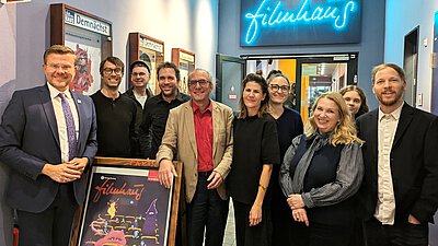 Gruppenbild: das Team des Filmhaus Nürnberg zusammen mit Oberbürgermeister Marcus König und KUKUQ-Leiter Sebastian Wild
