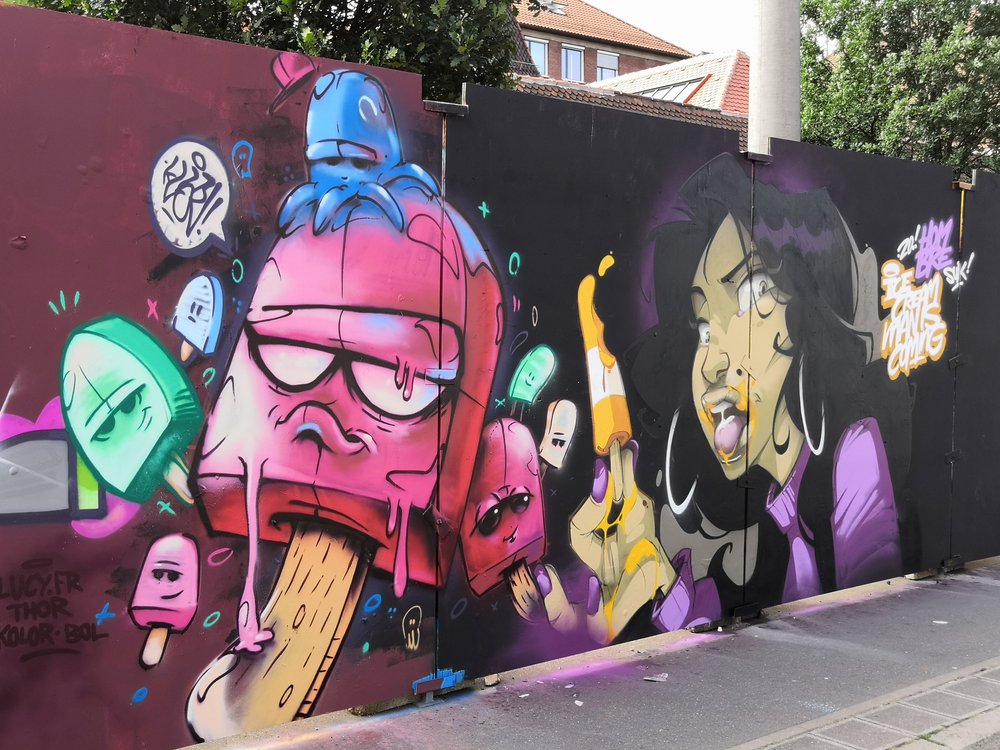 Bunte Graffiti-Kunst am Bauzaun des Künstlerhauses