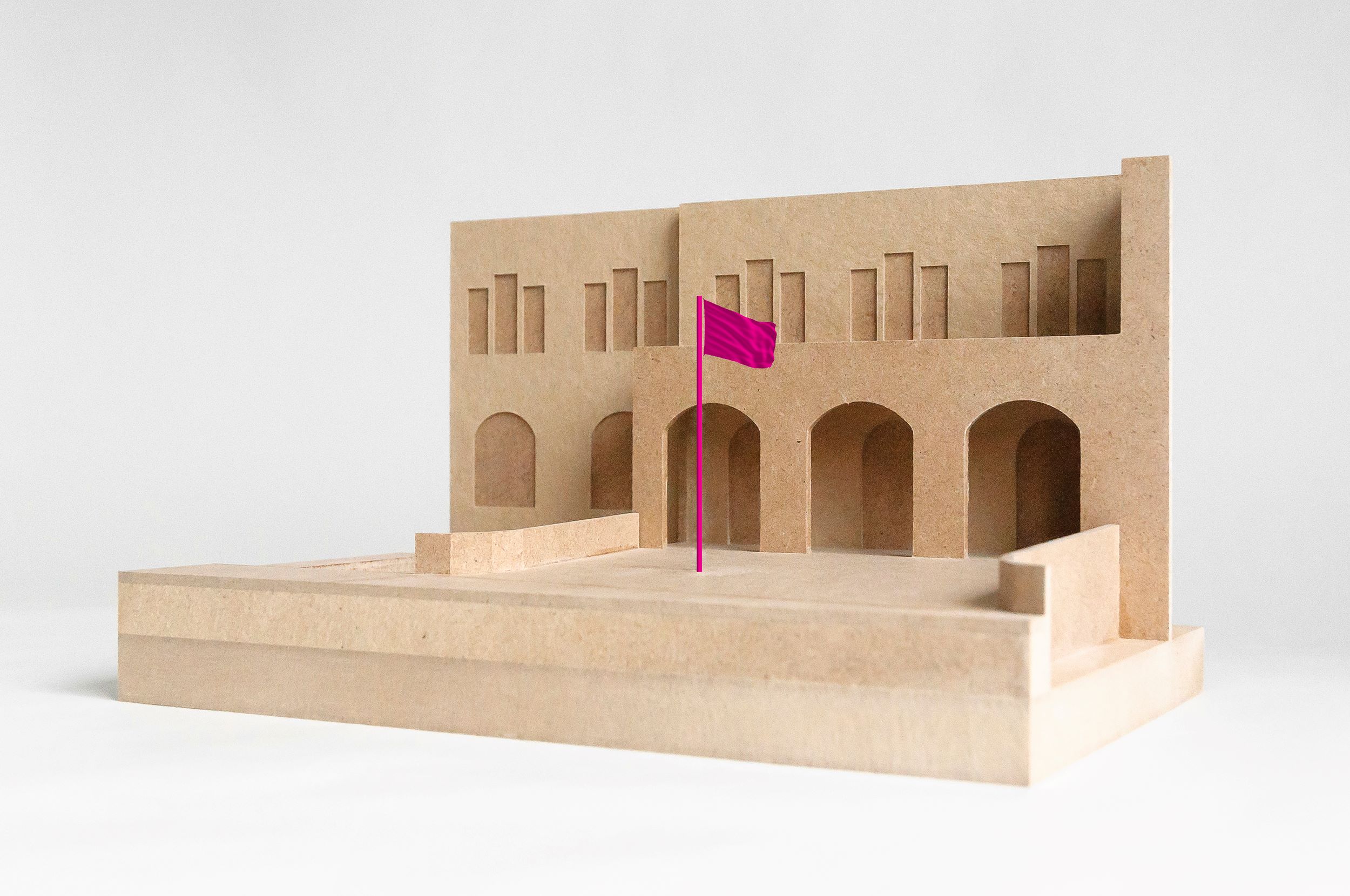 Modell der Skulptur von Heidi Sill zeigt ein Gebäude mit Arkaden und einer pinken Flagge vor dem Eingang des Künstlerhauses