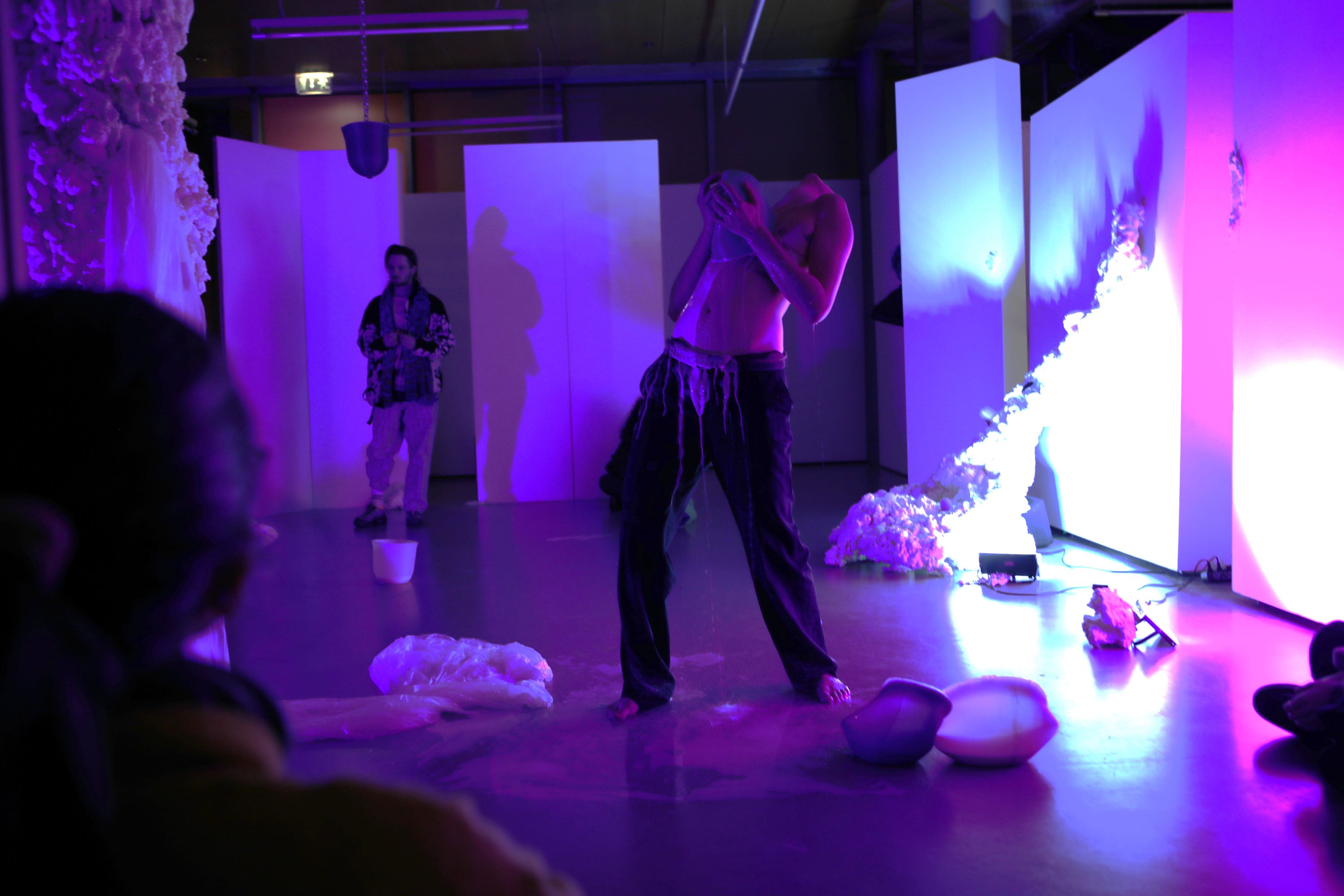 die Performance Künstlerinnen und Künstler im Ausstellungsraum