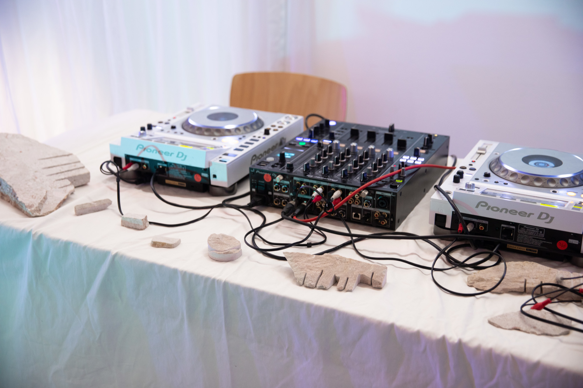 Sound und künstlerische Arbeiten auf einem Tisch mit weißer Tischdecke