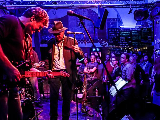 Eine Band spielt auf der Bühne