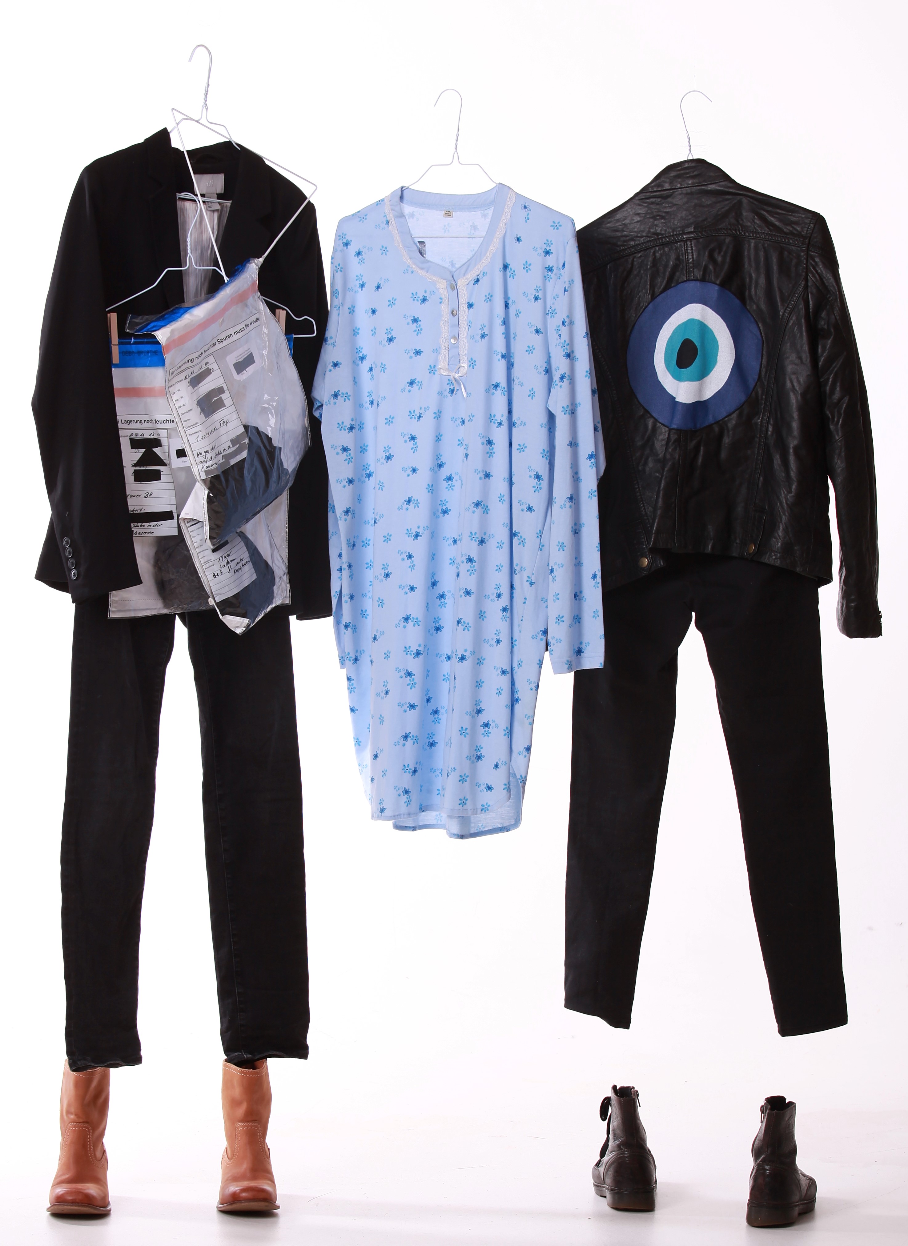 Kleidung hängt an Bügeln