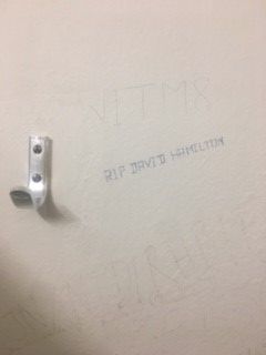 Wandinschrift der Herrentoilette im Erdgeschoß des B-Turms in der philosophischen Fakultät der FAU, Bismarckstraße 1 - 91054 Erlangen; von André Studt fotografiert im November 2021. 