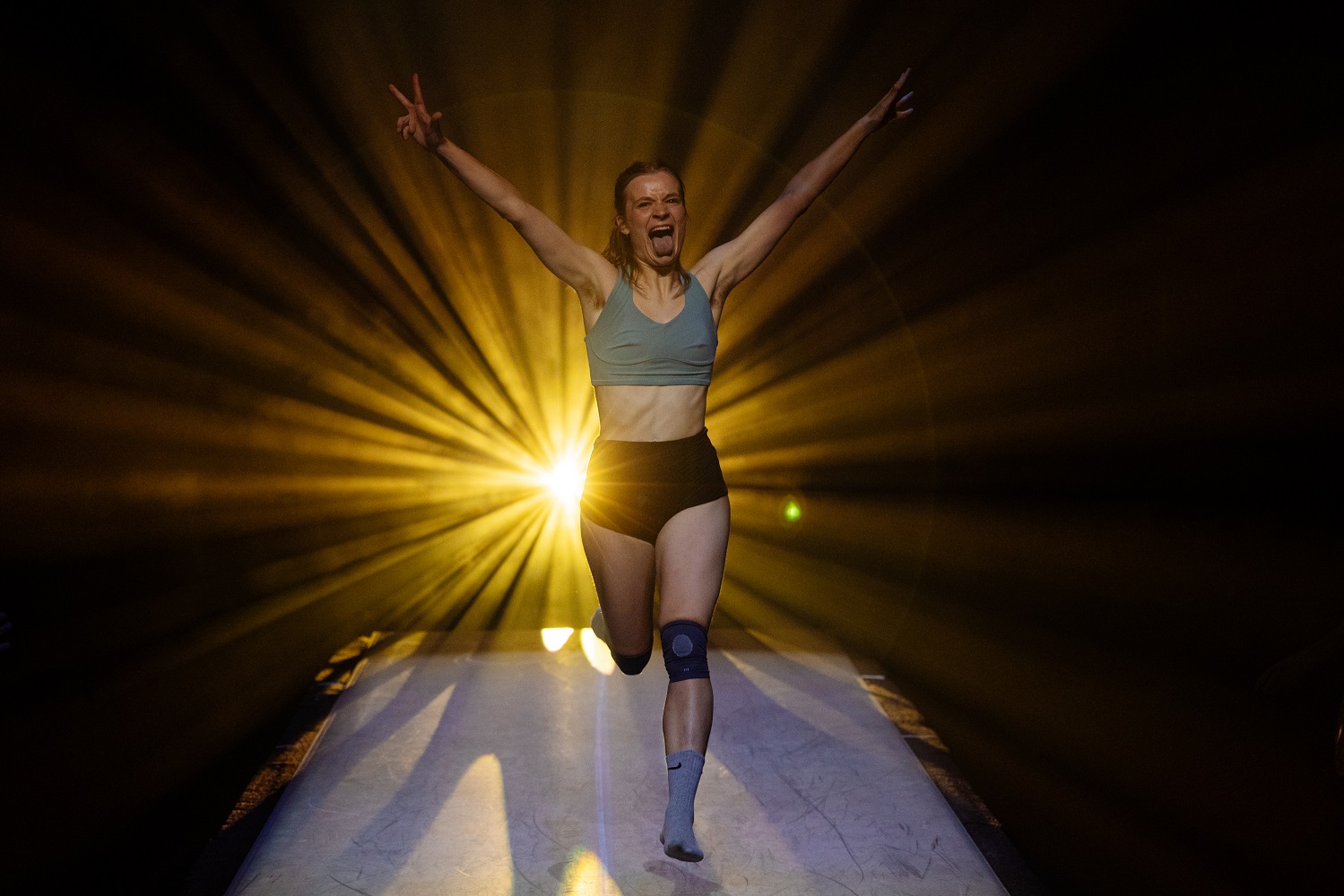 Frau rennt aus dem Licht schreiend, lachend uns entgegen