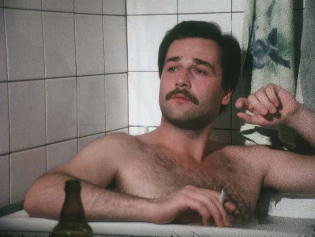 Szenenbild aus dem Film Hinter den Fenstern