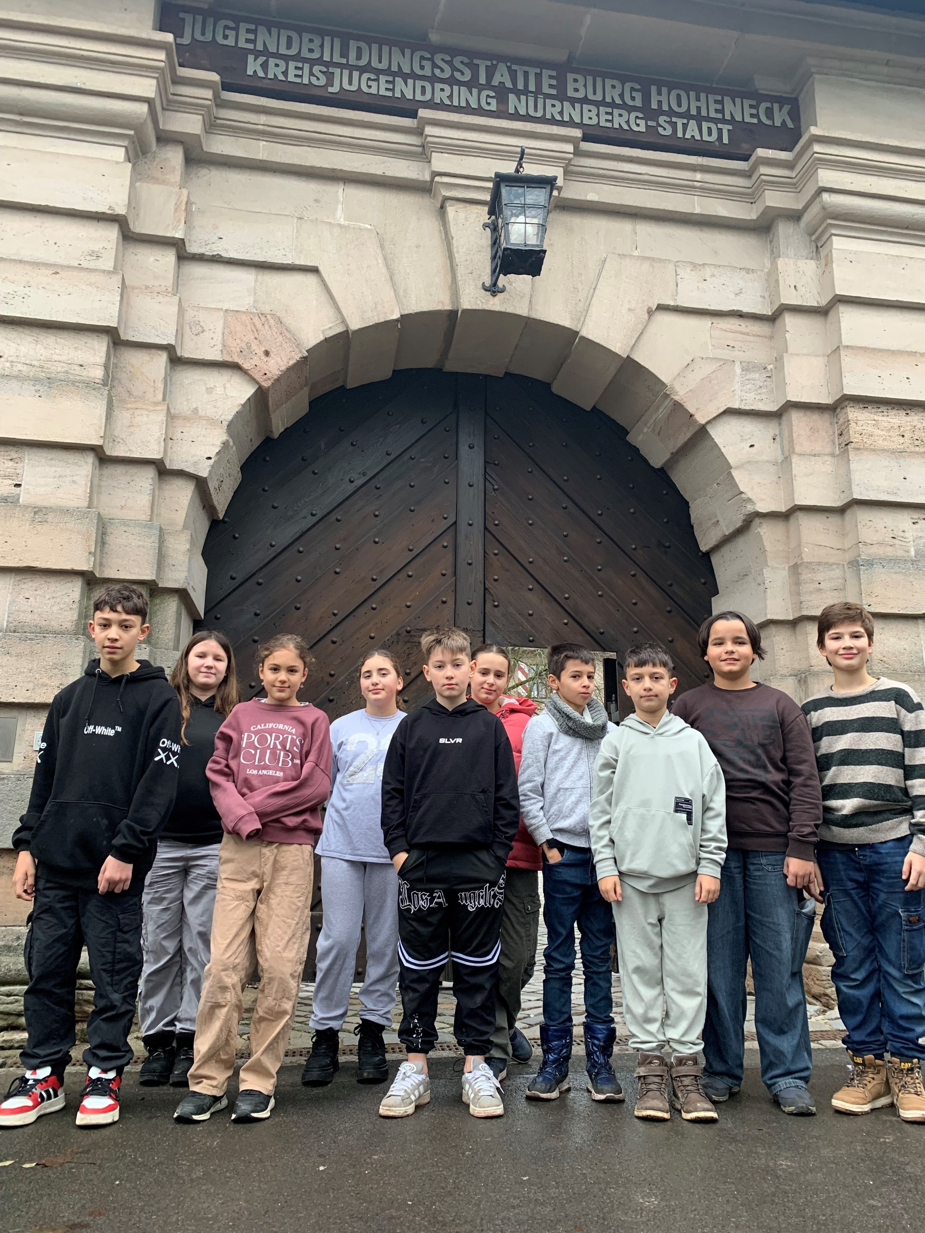 Gruppenbild mit mehreren Kindern vor der Burg Hoheneck