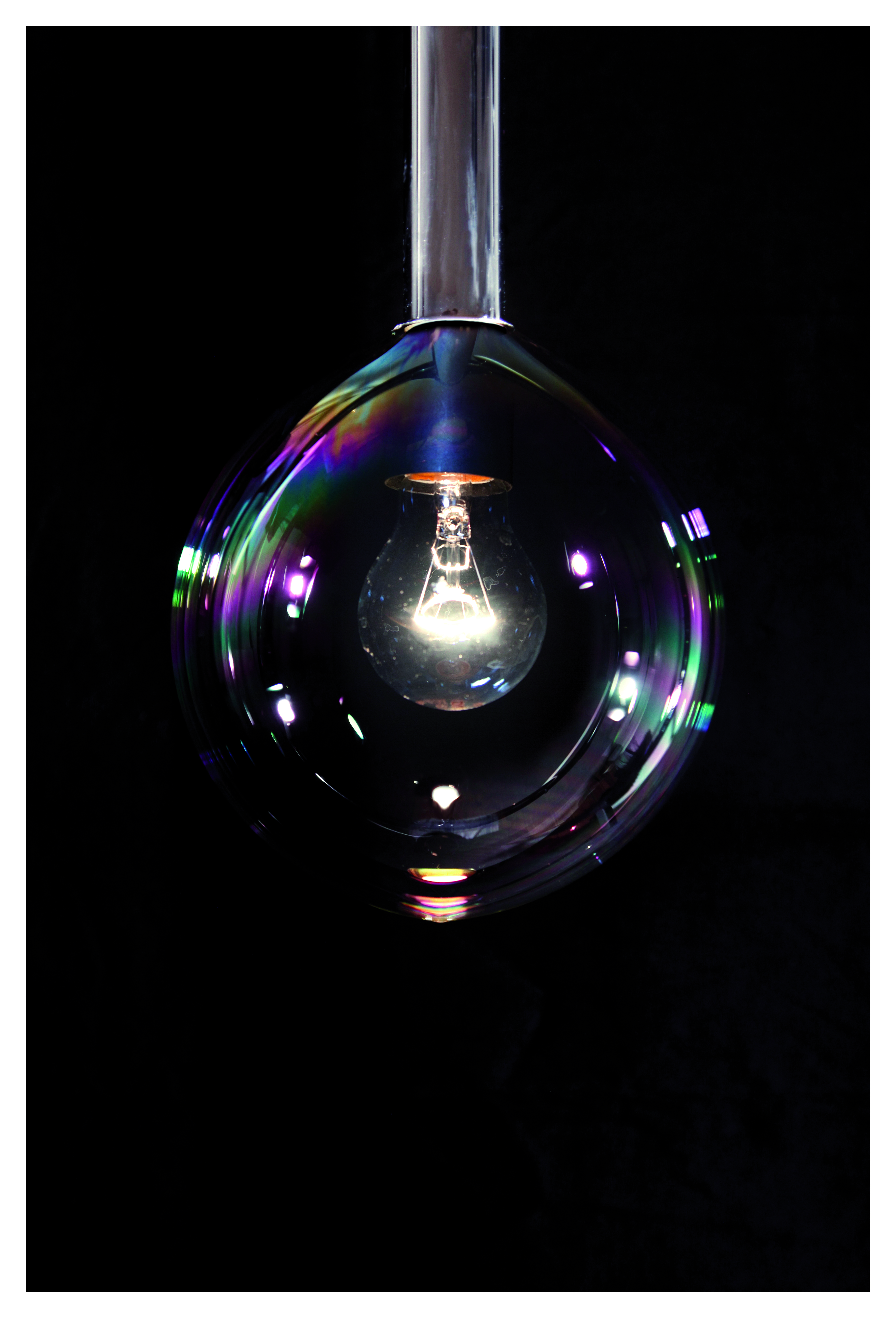 Foto einer Glühlampe in einer Seifenblase