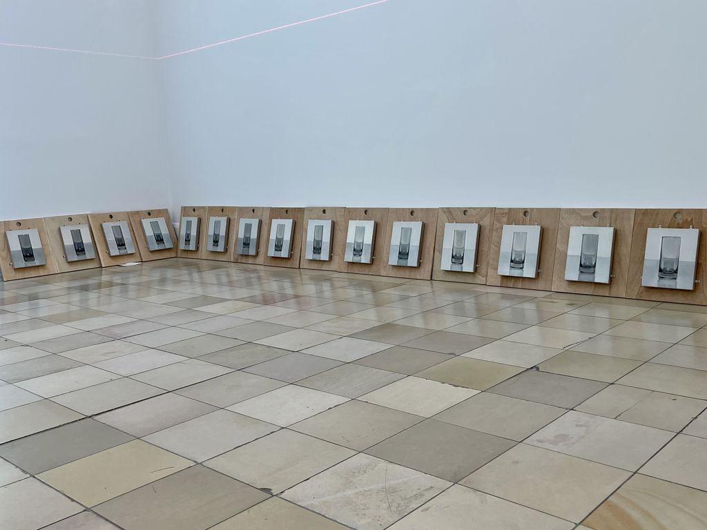 Aufbau der Werkserie von Peter Dreher zur Ausstellung Geordnete Verhältnisee in der Kunsthalle Nürnberg