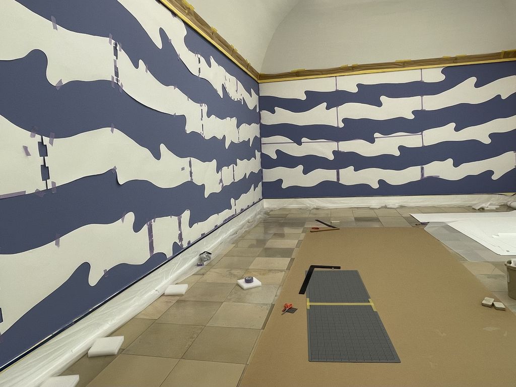 Blick in den Ausstellungsraum mit der Wandgestaltung von Toulu Hassani im Zustand der Vorbereitung.