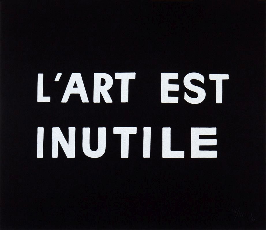 Schriftzug in Weiß auf schwarzem Grund: L'art est inutile