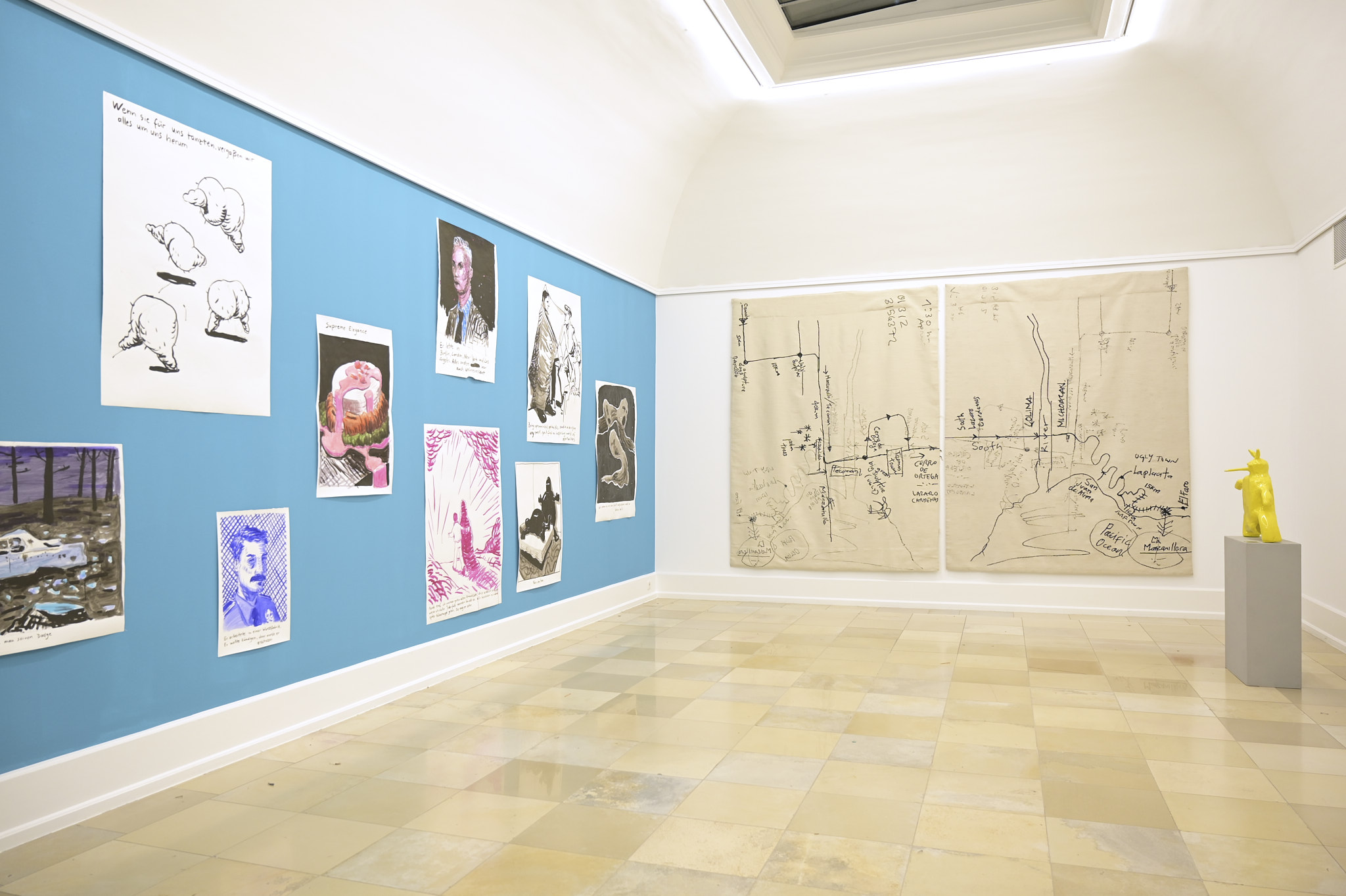 Zeichnungen von Jan Bräumer auf türkisfarbener Wand, zwei Wandteppiche nach gezeichneten Wegbeschreibungen und Messingskulpturen von Christian Jankowski