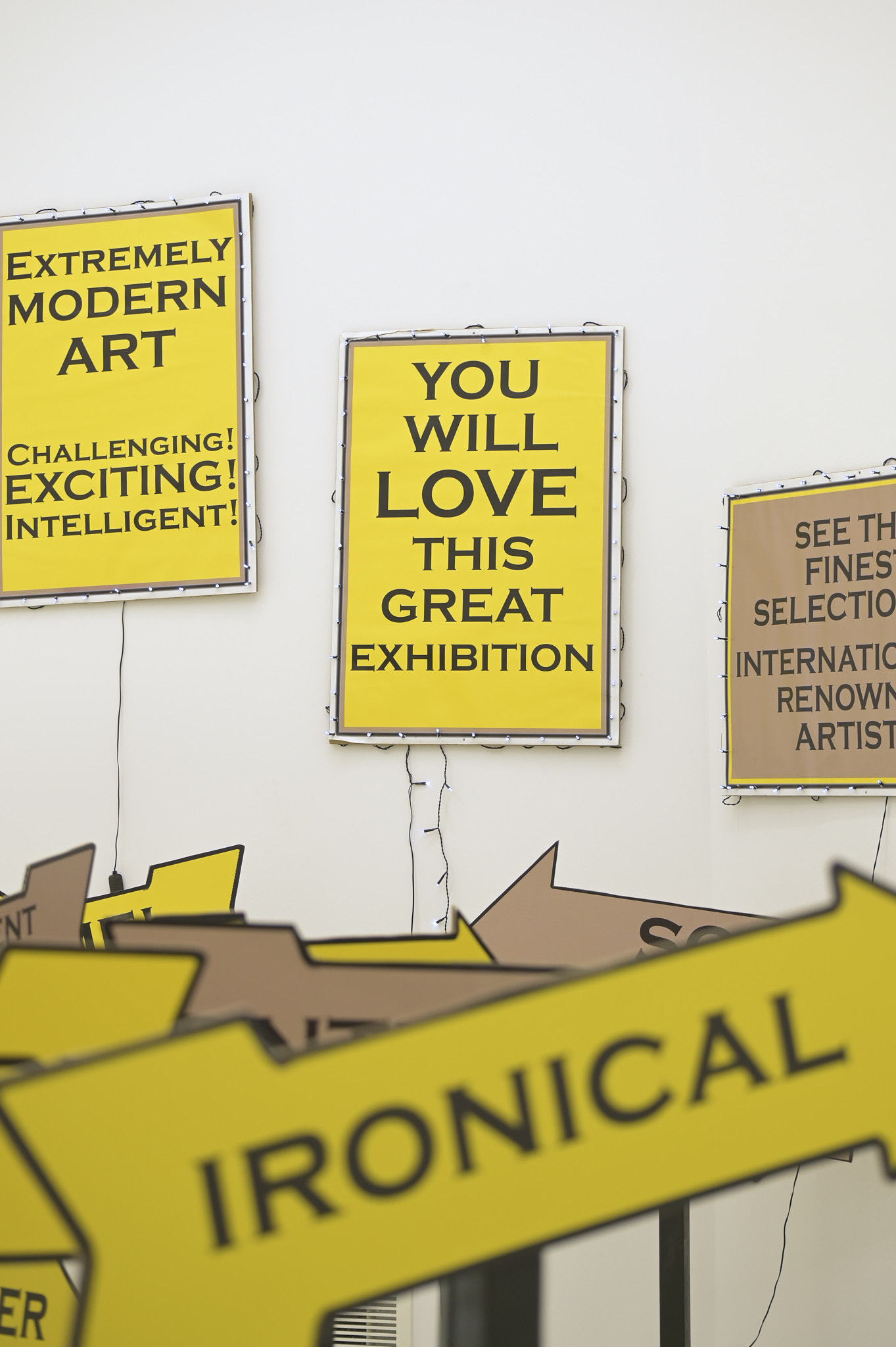 Schilderwald mir Slogans über Ausstellungen der Superlative