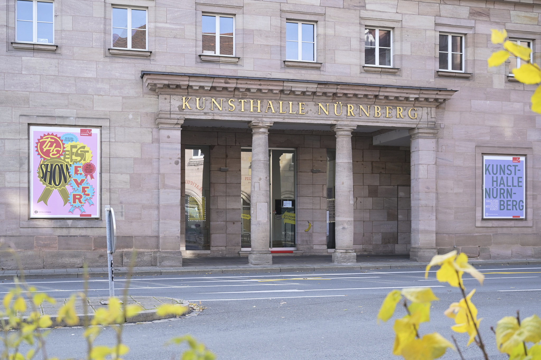 Fassade der Kunsthalle mit Ausstellungsplakat