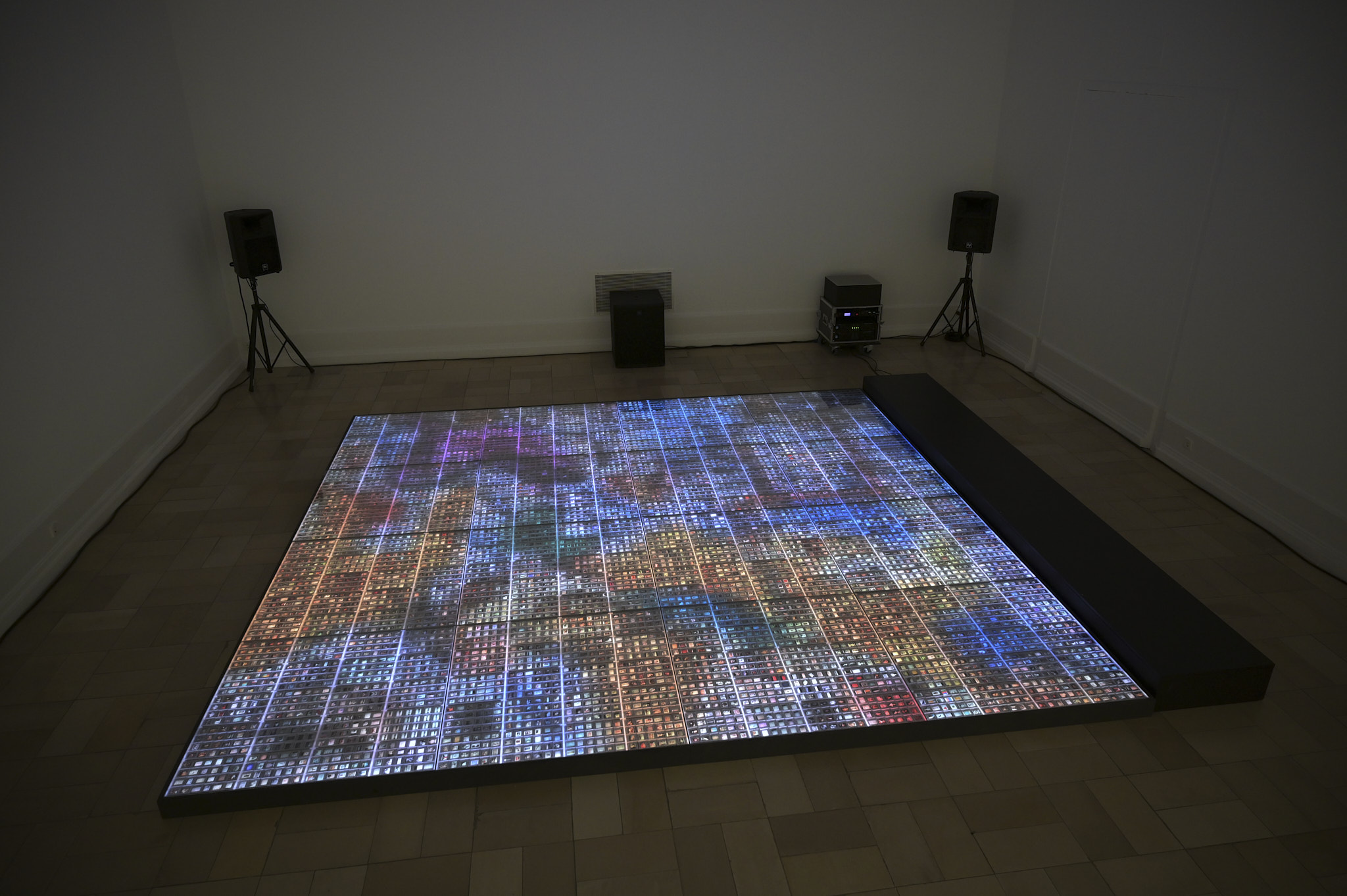 Tanzboden aus mehr als 7000 Kleinbilddias zusammengesetzt, die farbig durch eine Lichtregie rhythmisch in Szene gesetzt werden.
