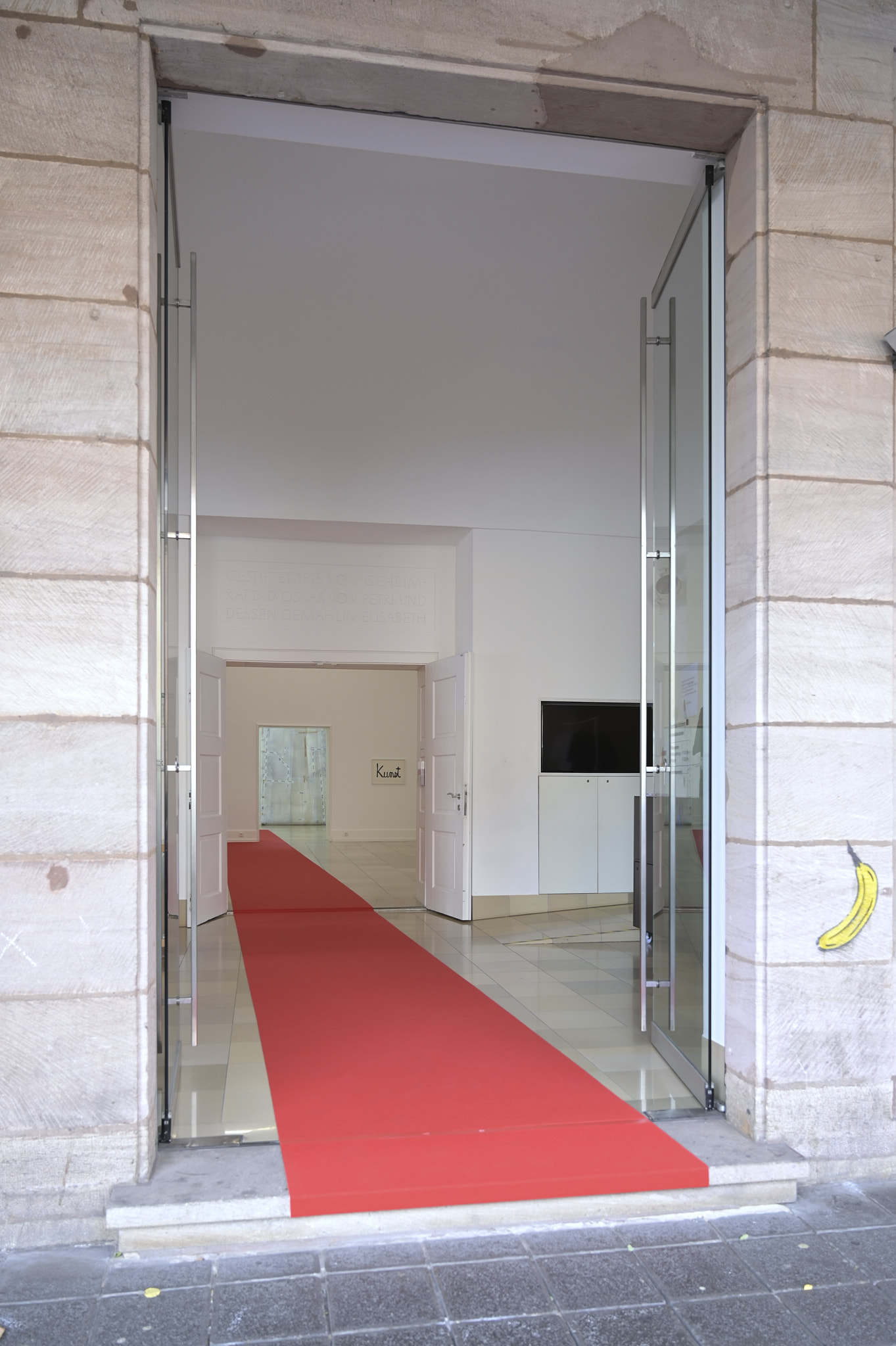 Roter Teppich zieht sich vom Foyer durch zwei Ausstellungsräume der Kunsthalle