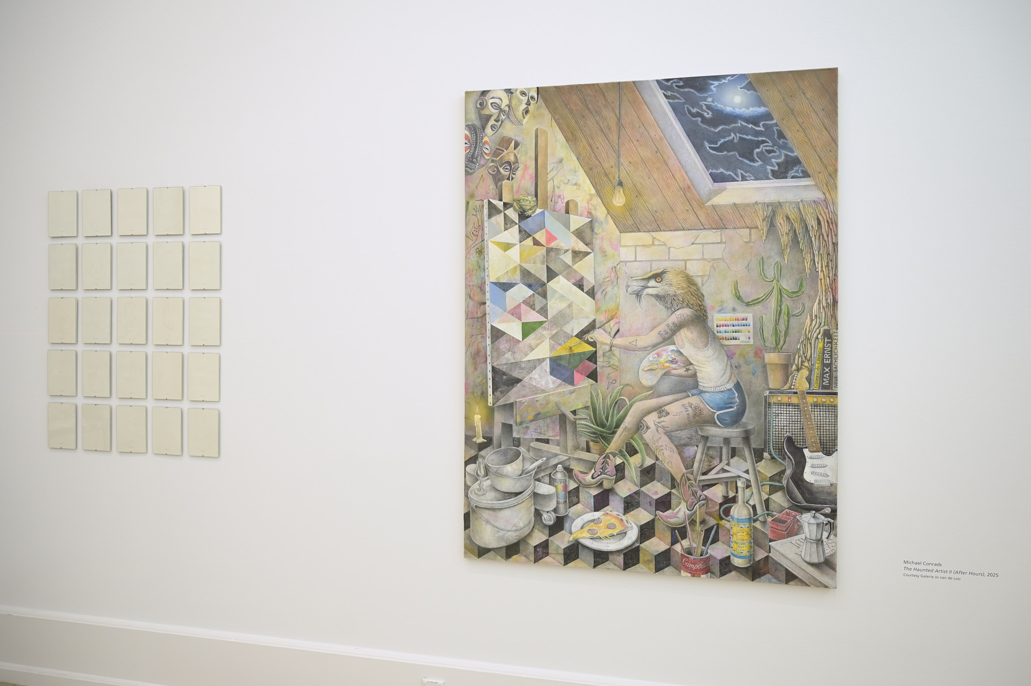 Gemälde zeigt einen Künstler mit Vogelkopf in seinem Ateilier beim Malen eines Bildes. Daneben die Serie "Blank" mit Haaren von Künstlerinnen und Künstlern vom Künstlerkollektiv FORT