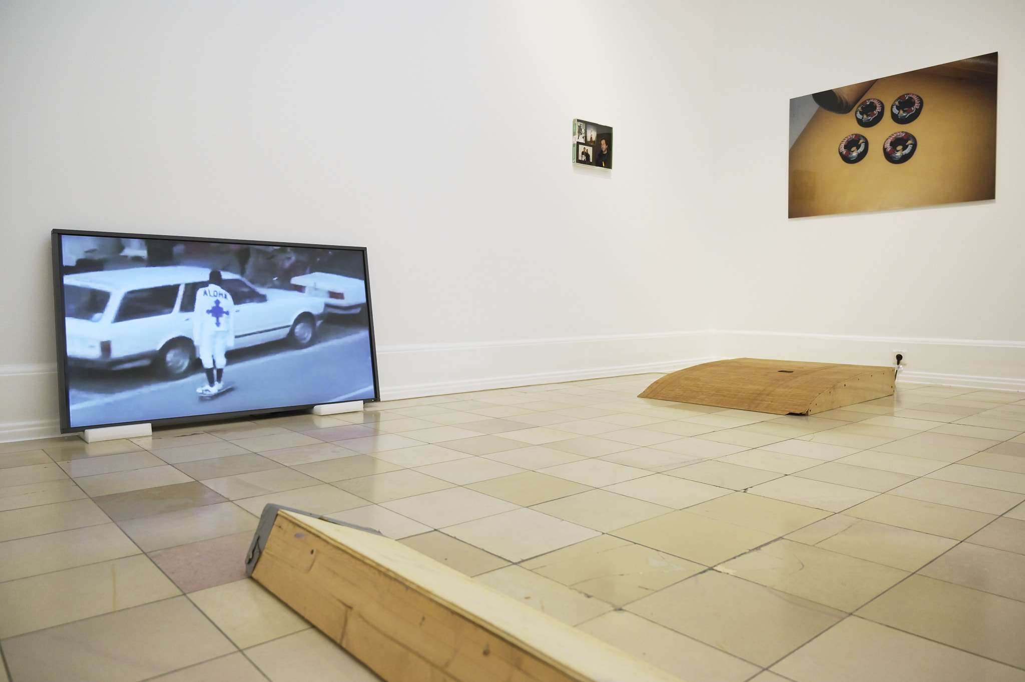 Installation zu einem Skateboardfahrer, der durch ein Museum fährt.