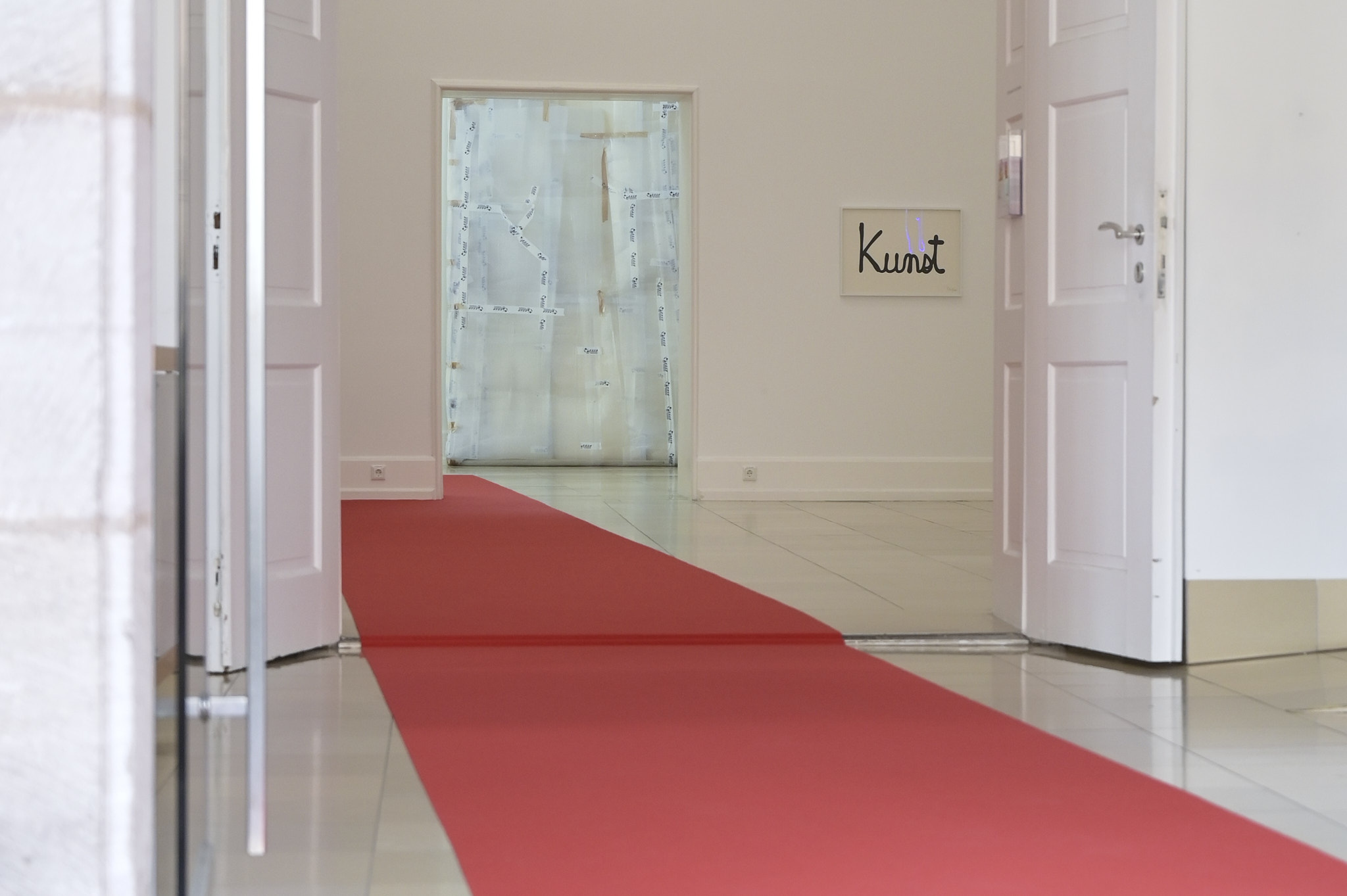 Ein roter Teppich zieht sich vom Foyer durch zwei Ausstellungsräume der Kunsthalle