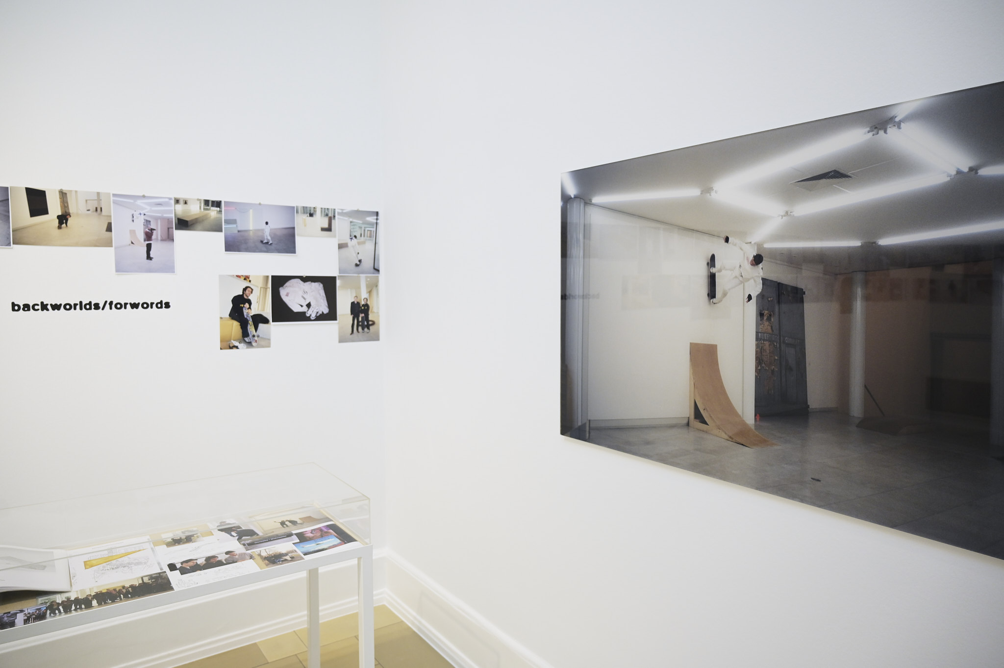 Installation zu einer Performance, die einen Skateboardfahrer zeigt, der durch ein Museum fährt