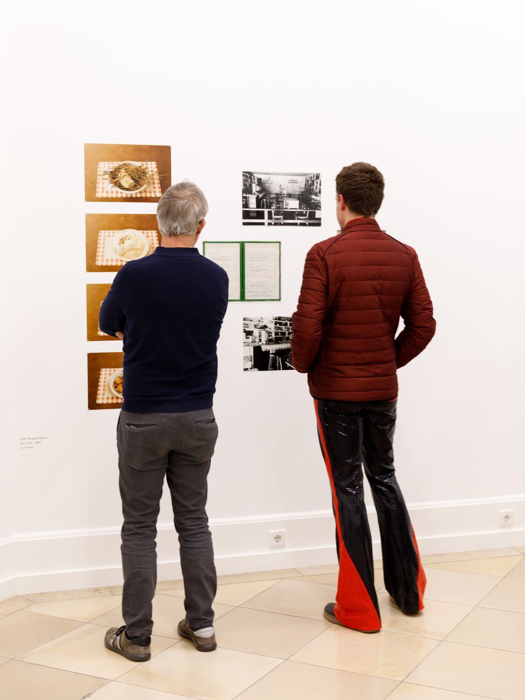 Farb- und Schwarzweißfotos mit Ansichten des Cafes und von fotografierten, nicht essbaren Speisen, die dort serviert wurden.