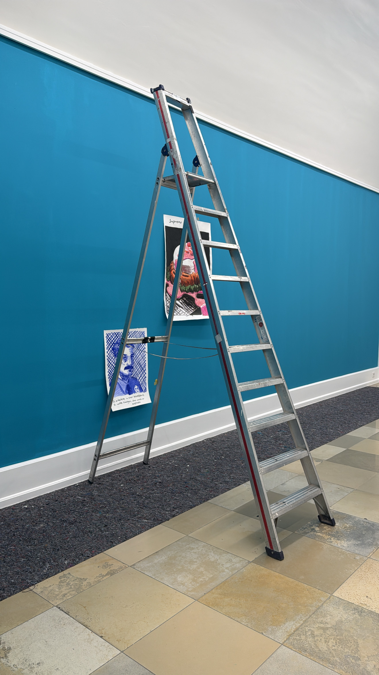 Türkisfarbene Wand mit Zeichnungen von Jan Bräumer